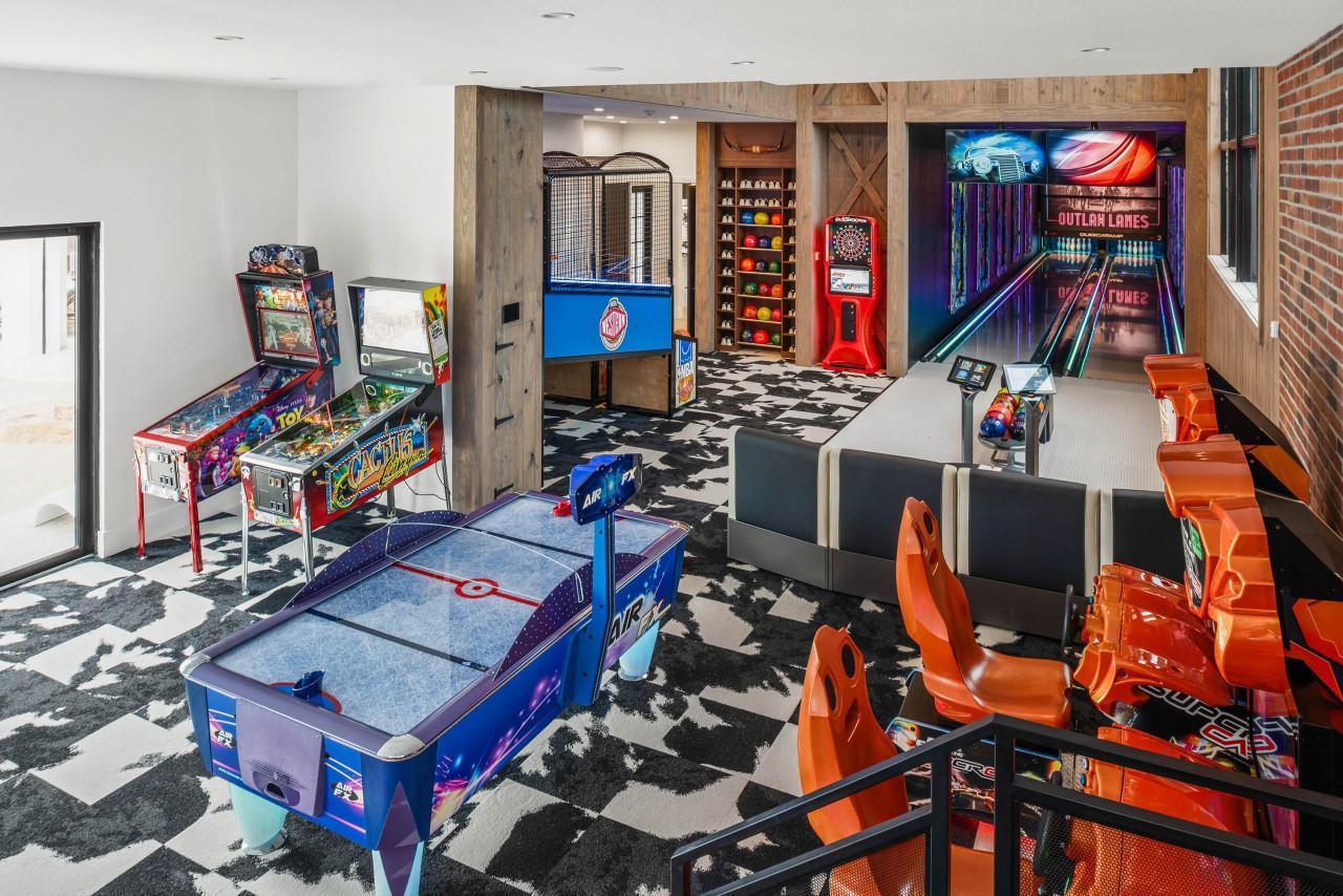 Orlando villas with games rooms interior or amenity in a luxury property